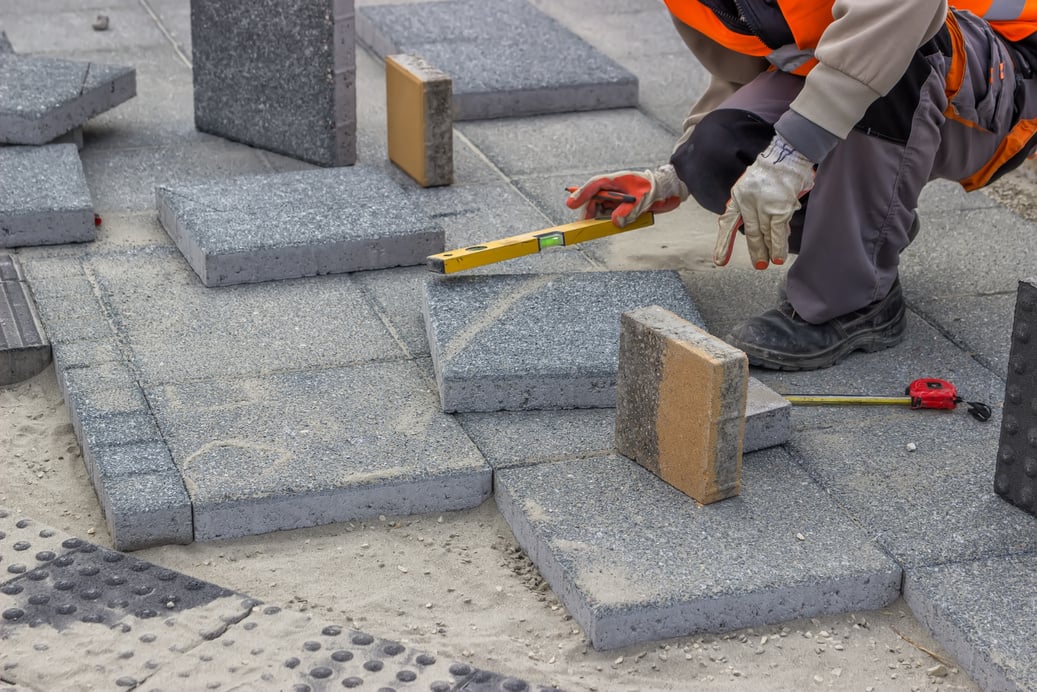 Laying brick pavers